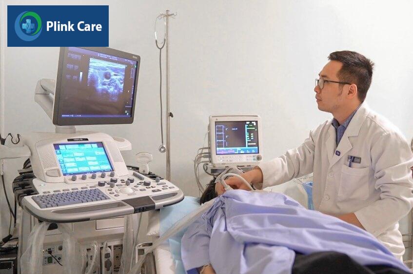 bác sĩ kiểm tra sau đốt sóng cao tần