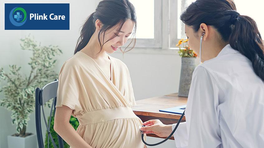 bác sĩ kiểm tra tình hình sức khỏe ban đầu
