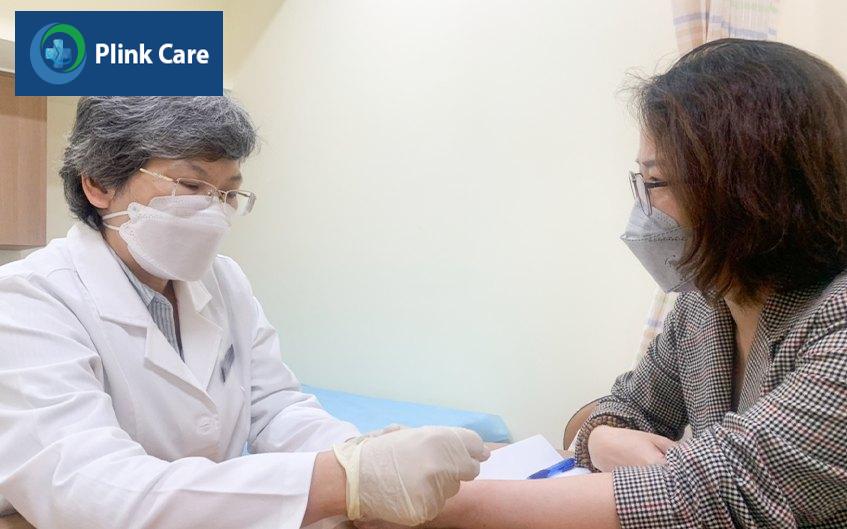 bác sĩ kiểm tra tình trạng da