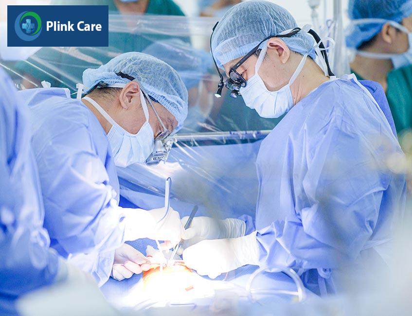 ThS.BS Nguyễn Minh Trí Viên và TS.BS Nguyễn Anh Dũng phẫu thuật hẹp eo động mạch chủ cho bệnh nhi