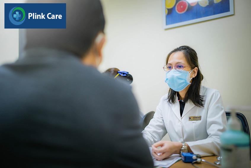 ThS.BS Phạm Đỗ Anh Thư - Trung tâm Tim mạch, PlinkCare TP.HCM thăm hỏi tình trạng sức khỏe của bệnh nhân