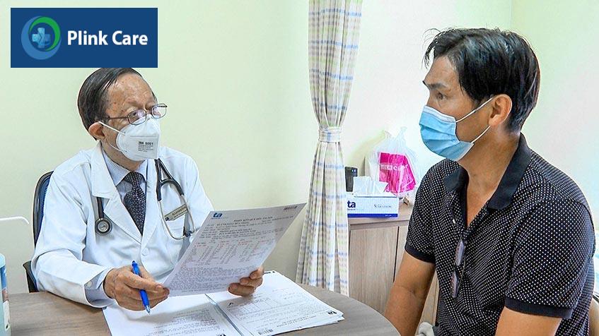 PGS.TS.BS Phạm Nguyễn Vinh (Giám đốc Trung tâm Tim mạch) thăm khám tim mạch cho người bệnh