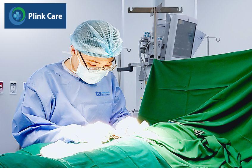 Bác sĩ Trần Huy Phước, khoa Nam học, Trung tâm Tiết niệu - Thận học - Nam khoa, PlinkCare TP.HCM, đang phẫu thuật cho người bệnh
