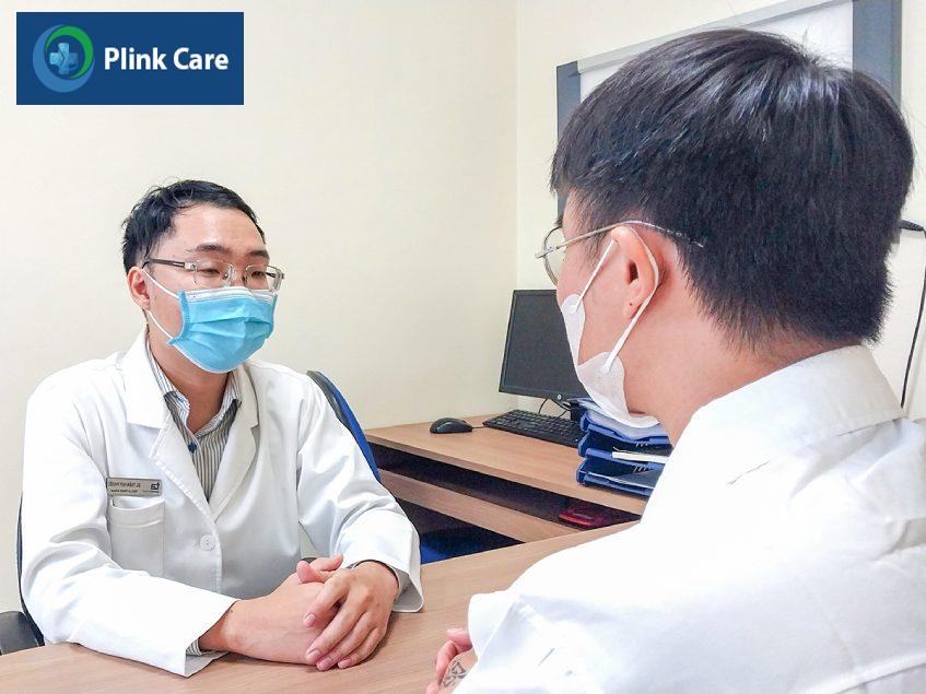 Bác sĩ Trần Huy Phước, khoa Nam học, Trung tâm Tiết niệu - Thận học - Nam khoa, PlinkCare TP.HCM, thăm khám người bệnh