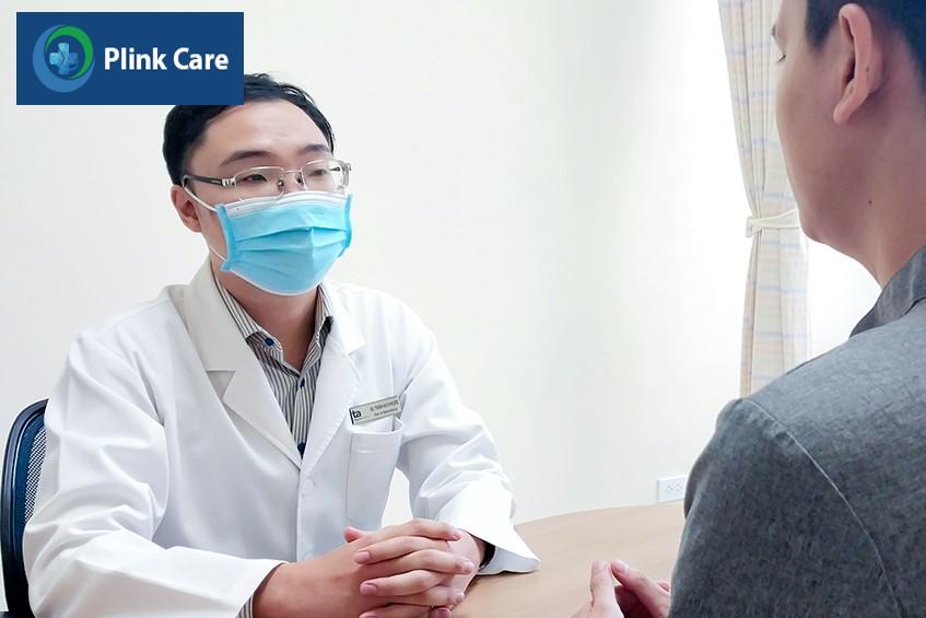 Bác sĩ Trần Huy Phước, khoa Nam học, Trung tâm Tiết niệu - Thận học - Nam khoa, PlinkCare TP.HCM, đang tư vấn cho người bệnh