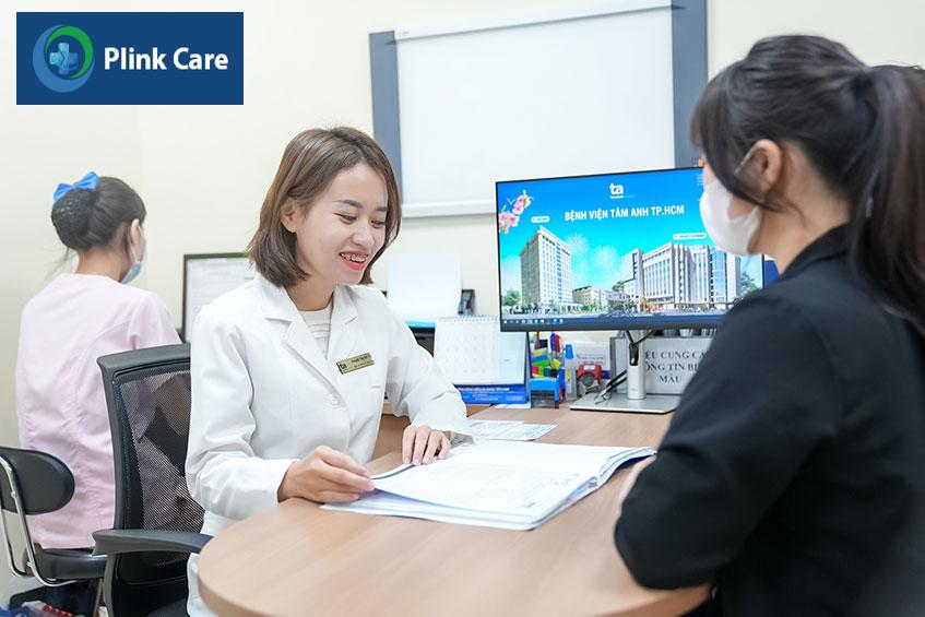 bệnh nhân thăm khám với bác sĩ