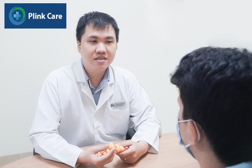 Bác sĩ Đoàn Ngọc Thiện, khoa Nam học, Trung tâm Tiết niệu - Thận học - Nam khoa, PlinkCare TP.HCM đang tư vấn cách điều trị cho người bệnh