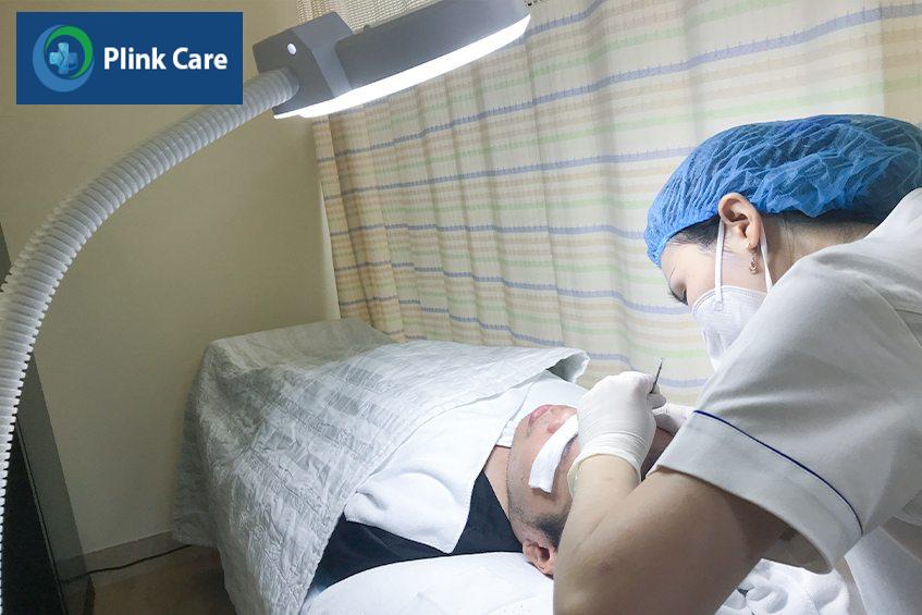 Bác sĩ Chuyên khoa Da liễu - Thẩm mỹ Da, PlinkCare đang điều trị mụn đầu đen cho bệnh nhân