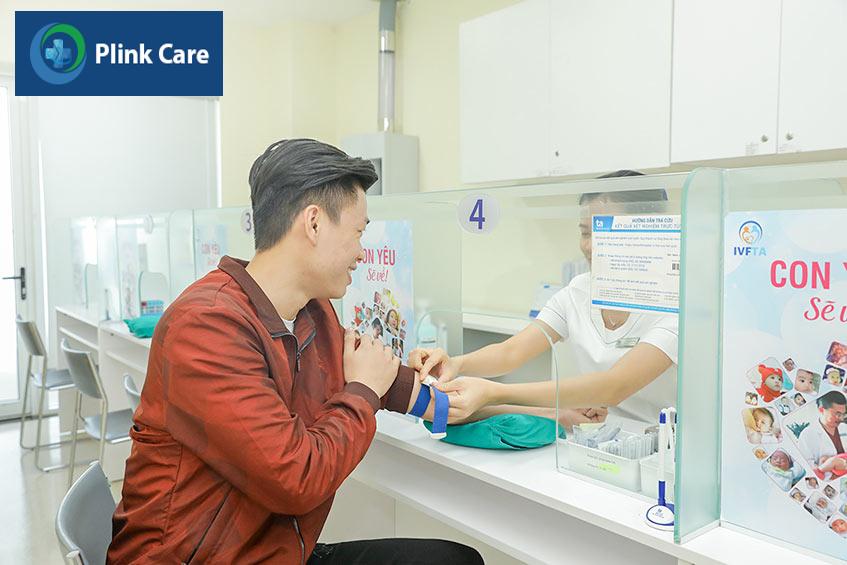 khách hàng nam được thăm khám và lấy mẫu xét nghiệm