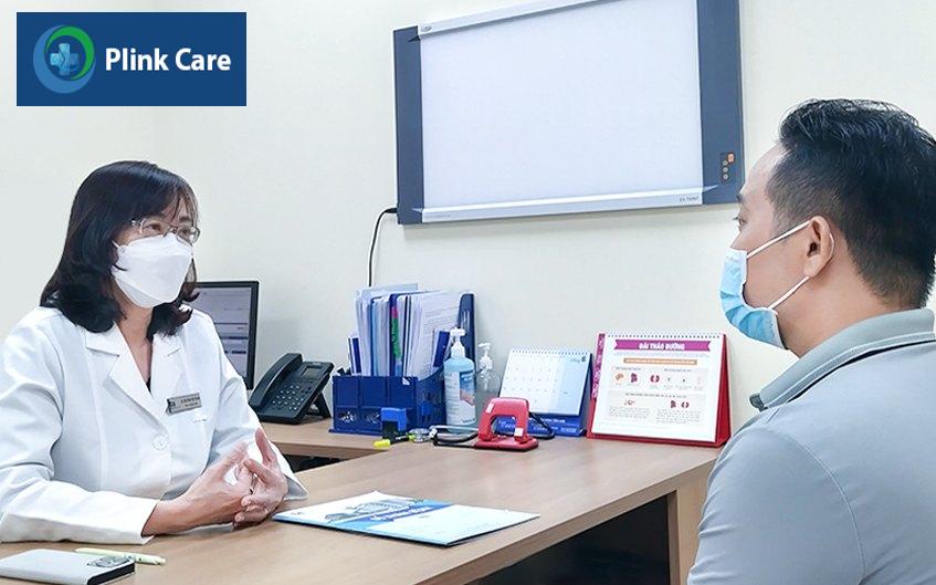 khám và tư vấn liệu trình điều trị cho người bệnh