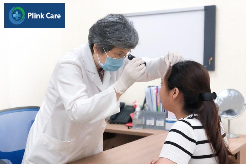 Tiến sĩ bác sĩ Đặng Thị Ngọc Bích, khoa Da liễu - Thẩm mỹ Da, PlinkCare TP.HCM khám, điều trị cho người bệnh nổi nhiều mụn cám.