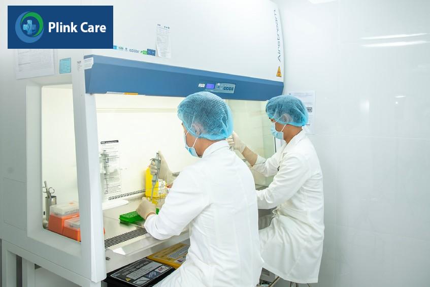 bác sĩ tiến hành xét nghiệm chuyên sâu