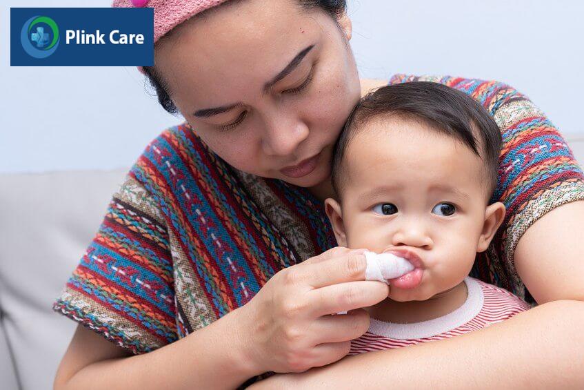 cách vệ sinh miệng cho bé sơ sinh