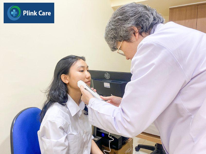 TS.BS Đặng Thị Ngọc Bích, chuyên khoa Da liễu – Thẩm mỹ Da, PlinkCare TP.HCM đang kiểm tra tình trạng mụn cám cho bệnh nhân.