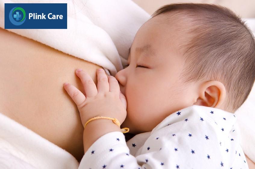 Cho trẻ bú đúng tư thế và bú đủ sữa