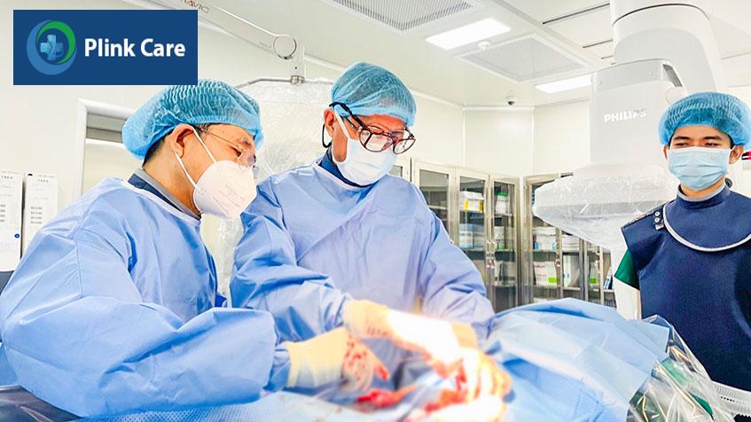Bác sĩ tiến hành đặt stent graft động mạch chủ để phòng tránh nguy cơ vỡ khối phình cho bệnh nhân