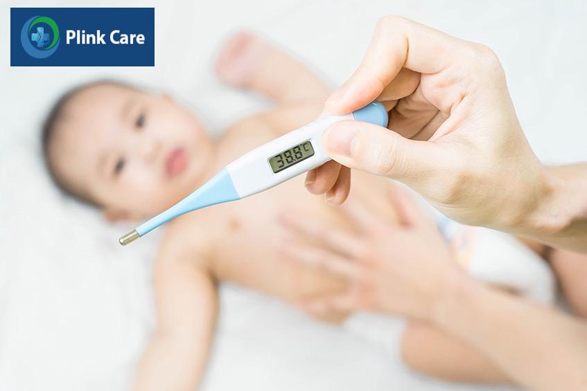 Bố mẹ nên đưa trẻ đến ngay cơ sở y tế khi có các dấu hiệu của nhiễm trùng rốn như sốt cao, rốn tiết dịch có mùi hôi, chảy máu