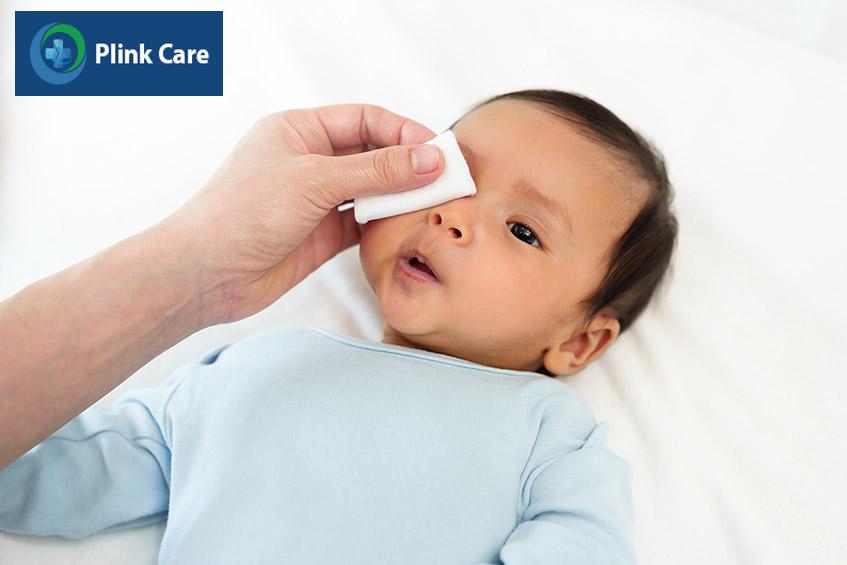dùng gạc vô khuẩn nhẹ nhàng