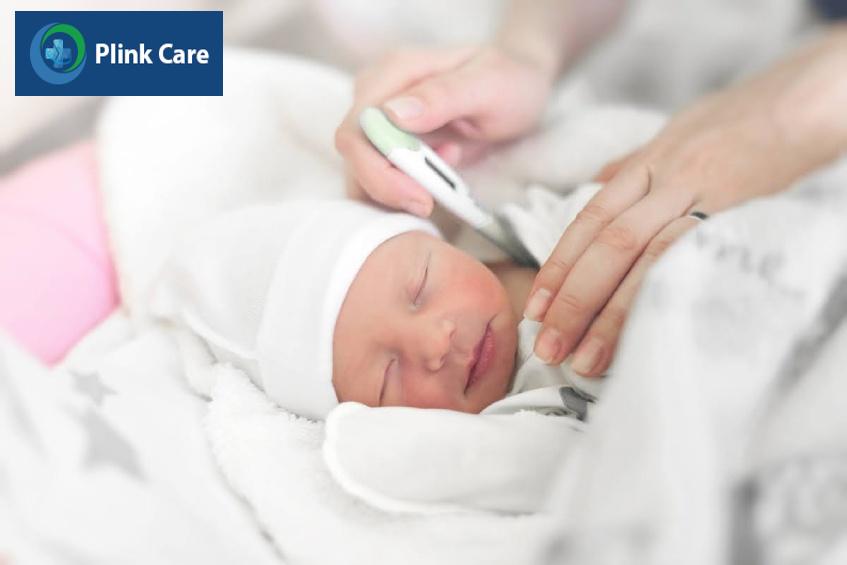 kiểm tra thân nhiệt thường xuyên cho bé