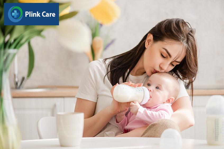 Mẹ có thể ôm bé vào lòng khi cho bé bú bình