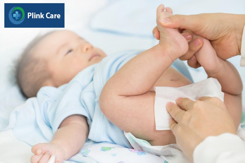 Mẹ nên giữ cho vùng mông của trẻ khô thoáng và sạch sẽ
