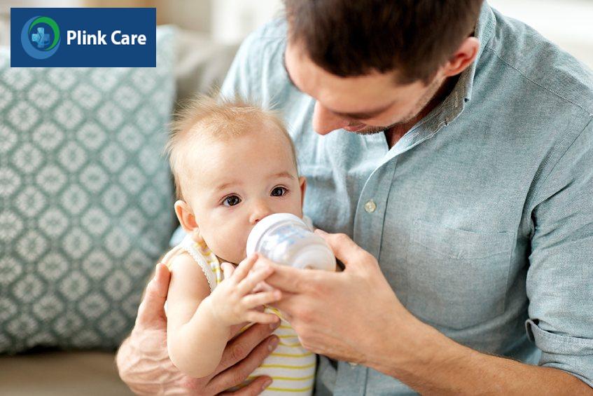 Mẹ nên nhờ bố hoặc ông bà tập cho bé bú bình