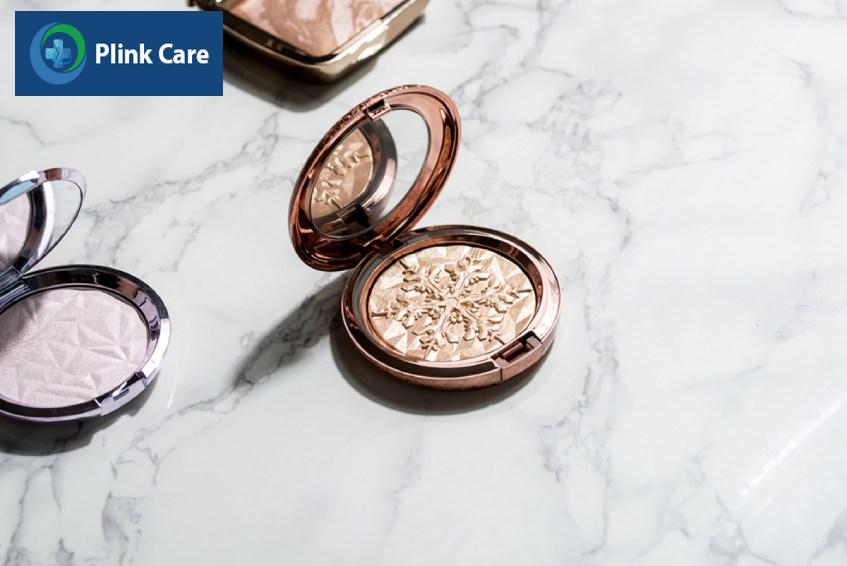 mỹ phẩm là một trong những nguyên nhân gây mụn cám ở cằm