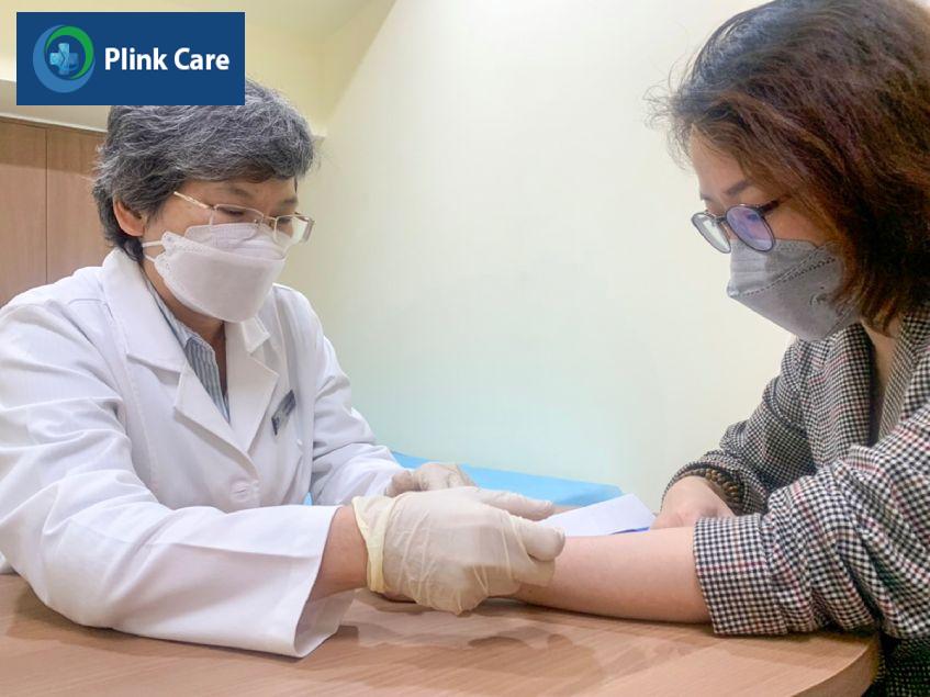 TS.BS Đặng Thị Ngọc Bích, Chuyên khoa Da liễu – Thẩm mỹ Da, PlinkCare TP.HCM đang kiểm tra tình trạng nốt ruồi son.