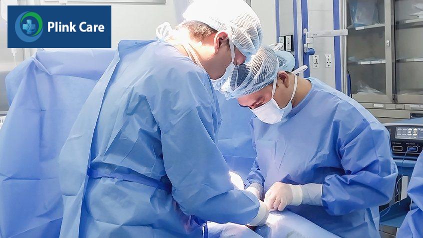 Bác sĩ Đoàn Ngọc Thiện (trái) và bác sĩ Phạm Xuân Long, khoa Nam học, Trung tâm Tiết niệu - Thận học - Nam khoa, PlinkCare TP.HCM, đang phẫu thuật cho người bệnh