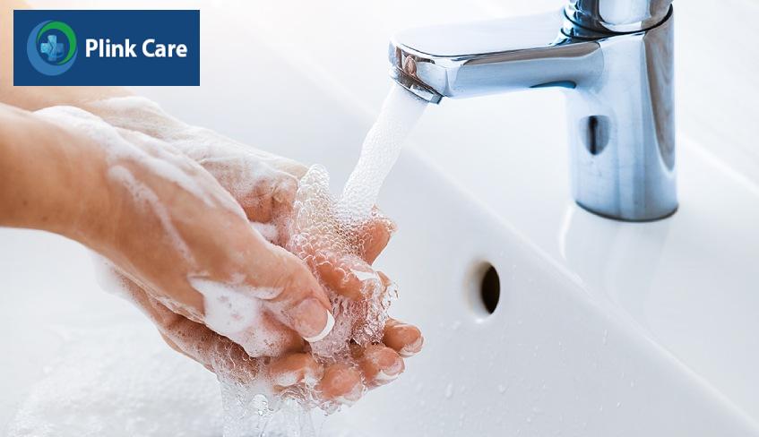 rửa tay sạch trước khi nặn mụn đầu đen