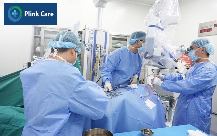 tiến hành phẫu thuật viêm xương sọ