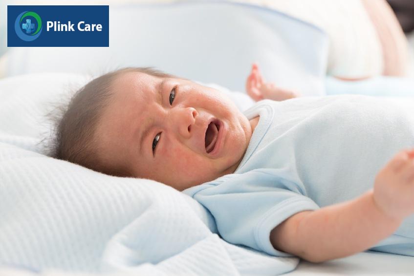 trẻ sơ sinh đi ngoài có hạt vàng có các dấu hiệu bất thường