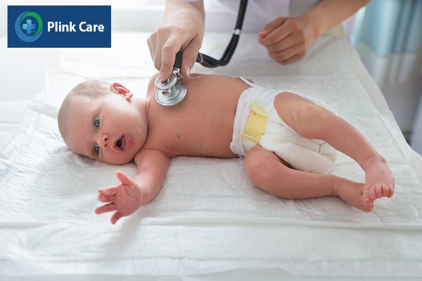 Trẻ sơ sinh đi ngoài nhiều lần trong ngày nên được đưa đến bệnh viện thăm khám và hướng dẫn chăm sóc phù hợp