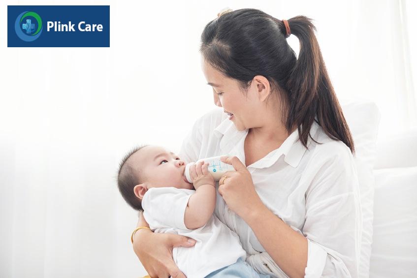 Tư thế ngồi ôm ngang khi tập cho bé bú bình