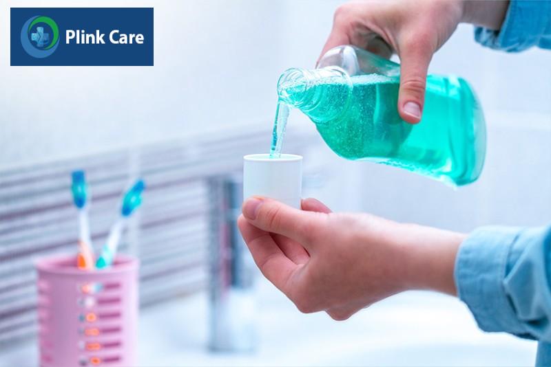 Sử dụng nước súc miệng là cách vệ sinh răng miệng đúng cách