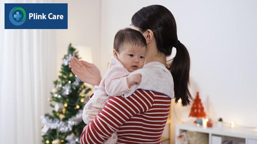 Vỗ ợ cho trẻ đúng cách để giảm tình trạng ọc sữa ở trẻ sơ sinh