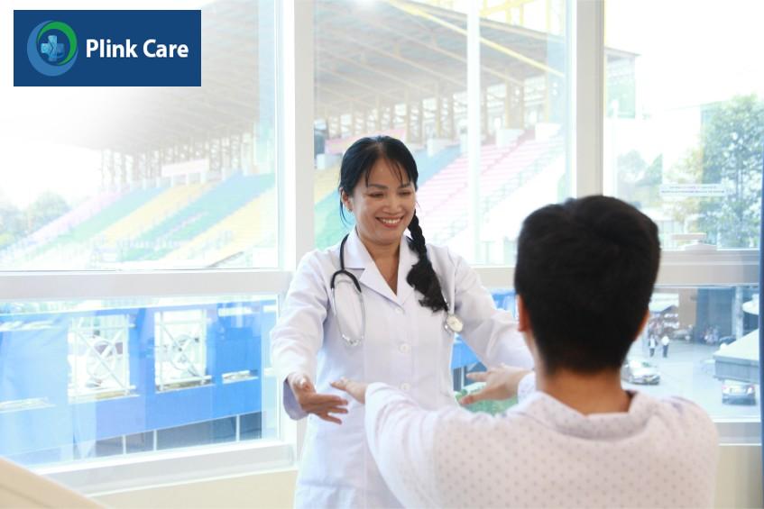 Bác sĩ đang khám và tư vấn cho người bệnh