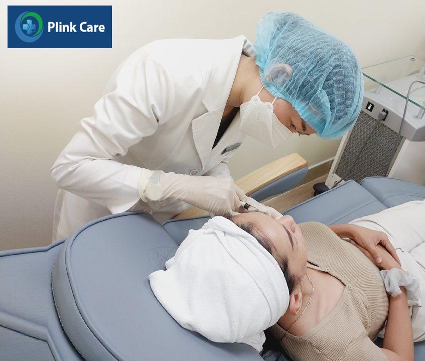 bác sĩ đang thực hiện điều trị cho bệnh nhân