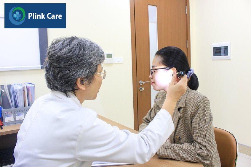 bác sĩ kiểm tra tình trạng bệnh nhân