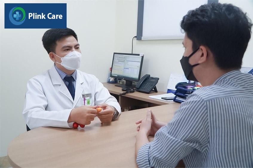 bác sĩ trao đổi với bệnh nhân