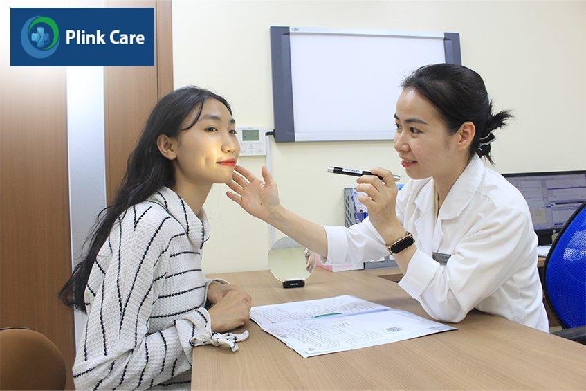 bác sĩ tư vấn cách chăm sóc da