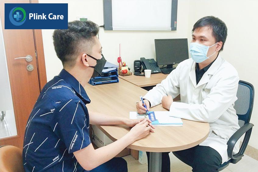 bác sĩ tư vấn giải pháp tình trạng của bệnh nhân