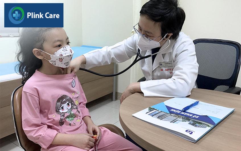BS.CKI Nguyễn Phạm Thùy Linh - PlinkCare TP.HCM đang thăm khám tim mạch cho bệnh nhi