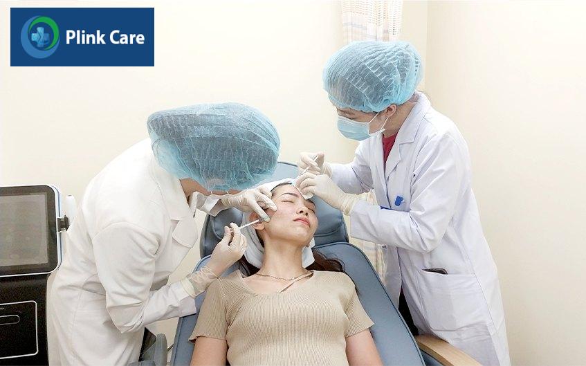 các bác sĩ đang thực hiện