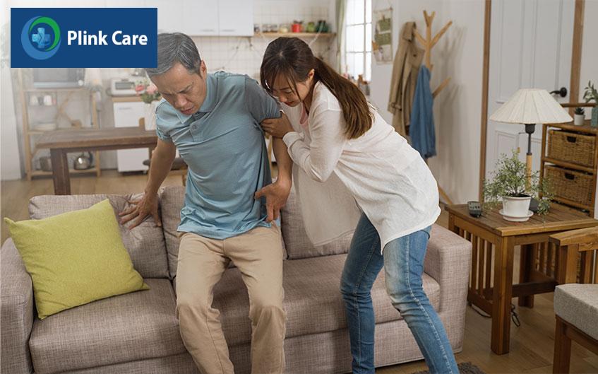 Nếu cảm thấy có dấu hiệu sắp ngất, nên ra hiệu để người gần đó đến giúp đỡ