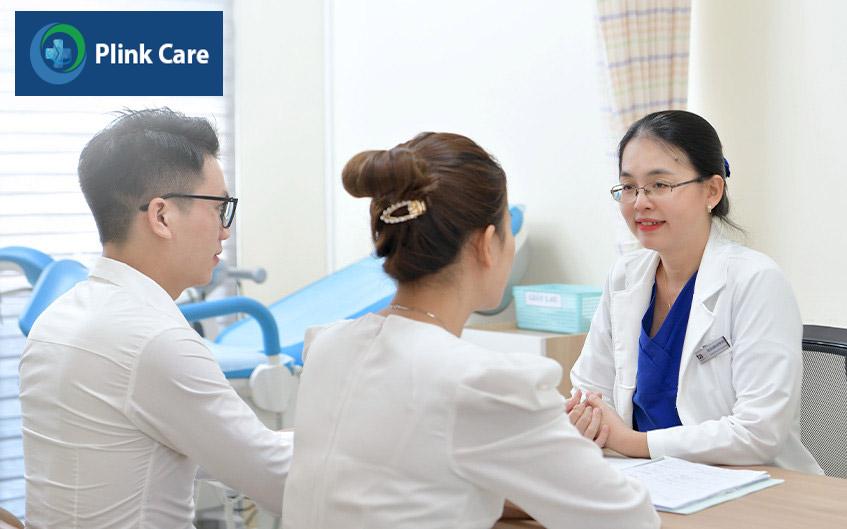 ThS.BS Giang Huỳnh Như - Giám đốc Trung tâm Hỗ trợ sinh sản PlinkCare TP.HCM đang tư vấn cho cặp vợ chồng hiếm muộn