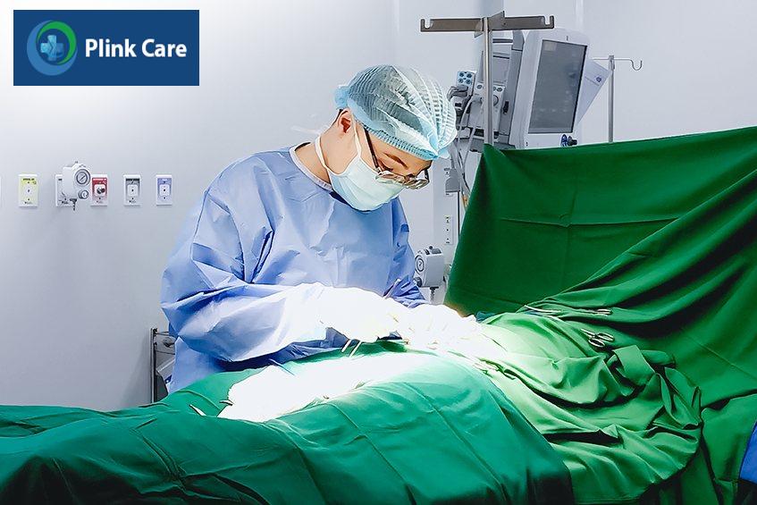 bác sĩ đang thực hiện phẫu thuật bao quy đầu cho bệnh nhân