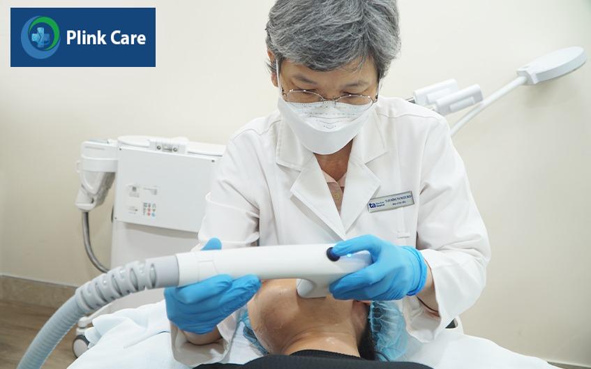bác sĩ sử dụng công nghệ
