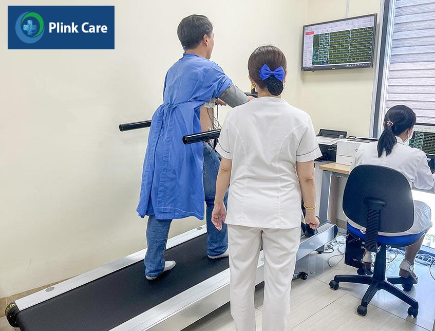 Bệnh nhân tiến hành đo điện tâm đồ gắng sức để tìm nguyên nhân gây đau tức ở giữa ngực