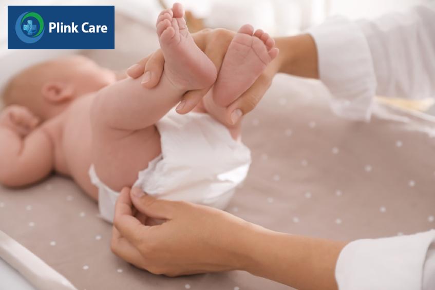 Khi trẻ sơ sinh bị tiêu chảy, mẹ nên thay tã cho trẻ thường xuyên